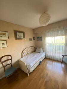 Giường trong phòng chung tại French Riviera Saint Raphaël Retreat