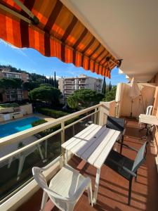 Ban công/sân hiên tại French Riviera Saint Raphaël Retreat