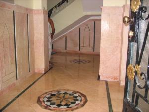 a hallway with a door and a tile floor at Obelisk house in Jazīrat al ‘Awwāmīyah