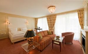 Postel nebo postele na pokoji v ubytování Theresa Wellness-Genießer-Hotel + 37 fotografií