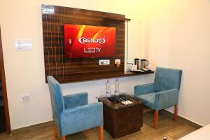 Posezení v ubytování Hotel Shreya Galaxy with Swimming Pool- Best Property in Haridwar