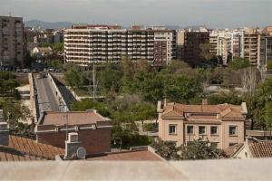 vistas a una ciudad con un edificio y edificios en Beds & Breaks Gimenez, en Valencia
