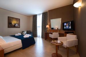 A bed or beds in a room at Hotel Parma & Congressi