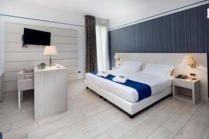 A bed or beds in a room at Hotel Parma & Congressi