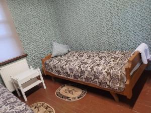 ein kleines Schlafzimmer mit einem Bett und einem Tisch in der Unterkunft TexasMotels in Terechova