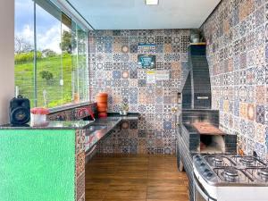 a kitchen with a stove and a stove top oven at Refúgio nas montanhas em Extrema com cachoeira in Extrema