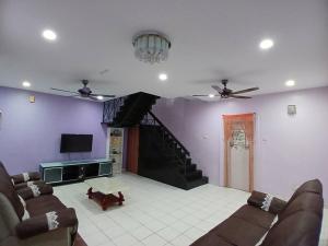 un soggiorno con divano e un cane di Cartoon world homestay a Seremban