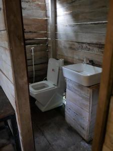 Koupelna v ubytování Knuckles Off-Grid Cabin With Waterfall View