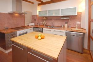 una cocina con una mesa con fruta. en Beds & Breaks Ravel I, en Valencia