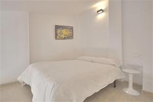 バレンシアにあるBeds & Breaks Pergolesiの白いベッドルーム(ベッド1台、テーブル付)