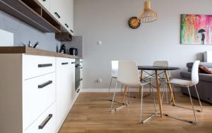 Kuhinja ili čajna kuhinja u objektu ApartView Premium by Rent like home