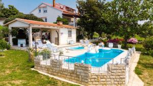 Bazén v ubytování Apartments Ankica nebo v jeho okolí