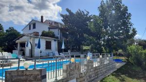 Bazén v ubytování Apartments Ankica nebo v jeho okolí