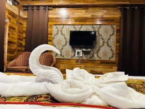 a room with two swans made out of towels at Behtereen Resorts in Srinagar