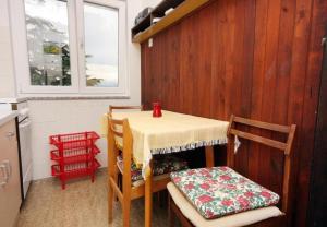 eine Küche mit einem Tisch und 2 Stühlen sowie einem Tisch und Stühlen in der Unterkunft Apartment Ljerka in Malinska