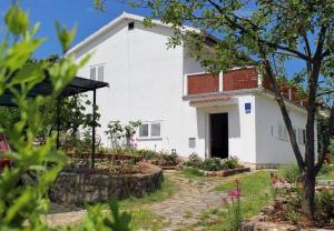 Ein Garten an der Unterkunft Apartment Ljerka