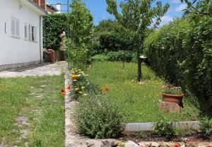 Ein Garten an der Unterkunft Apartment Ljerka