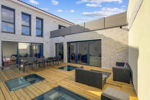 ein Haus mit einer Terrasse und einem Pool in der Unterkunft Grande Villa de 400m2 21 Personnes en centre ville de Toulouse in Toulouse
