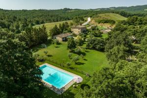 an aerial view of a large estate with a swimming pool at Il Felcino in Fabro