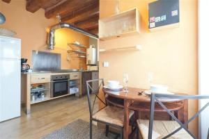 - une cuisine avec une table en bois et un comptoir dans l'établissement Friendly Rentals Manuela, à Barcelone