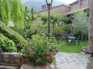 A garden outside Casa Rural Cal Farragetes