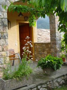 A garden outside Casa Rural Cal Farragetes