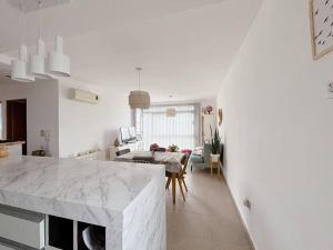 a kitchen and dining room with a marble counter top at Lisboa, confort y estilo in La Plata +4 photos