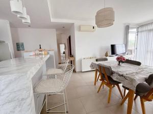 a kitchen and dining room with a marble table and chairs at Lisboa, confort y estilo in La Plata