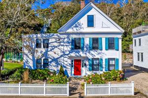 una casa azul y blanca con una puerta roja en Cape Cod Mod, en Provincetown