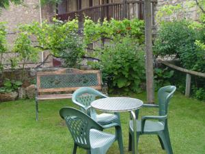 A garden outside Casa Rural Cal Farragetes