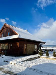DREVENÁ CHALÚPKA Slovenský raj HRABUŠICE v zimě