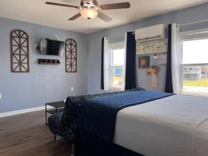 Postel nebo postele na pokoji v ubytování The Mark at Surfside #5