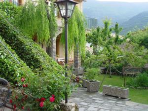 A garden outside Casa Rural Cal Farragetes
