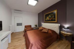 1 dormitorio con 1 cama y una pintura en la pared en Astoria Golden House, en Roma