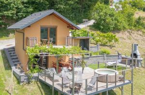 MirnaにあるHoliday home in Mirna Kranjska Krain 42906の小さな家 庭園付き