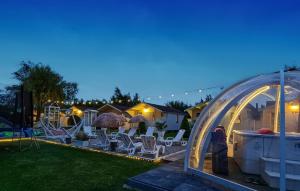 Κήπος έξω από το 2 Bedroom Amazing Home In Darlowo Wicie