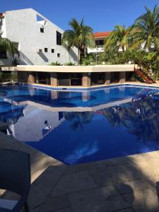 SINA SUITES CANCUN - Adults Only内部或周边的泳池