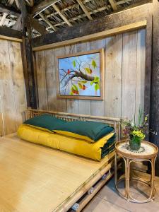 Cama de plataforma en habitación con mesa en Háo Hức Village, Thai Nguyen, en Thái Nguyên