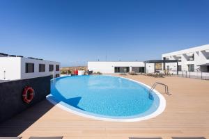 AbadesにあるHome2Book Nordic Stay, Pool & Waves in Abadesの大型スイミングプール