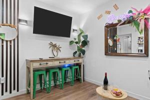 TV a/nebo společenská místnost v ubytování Stunning Little Havana Suites Close to airport, Calle Ocho, Brickell, Wynwood and the Beaches - Free Parking