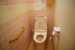 壱岐市にあるアソビヤハウス壱岐のピンクのタイル張りの壁のバスルーム(トイレ付) +37枚の写真