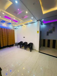 Imagen de la galería de Shri Radhe Radhe Guest House In-front of Ram Janam Bhumi Main Gate Opposite 200 Meter Fully AC All Rooms, en Ayodhya