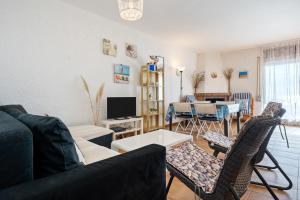 a living room with a couch and chairs and a table at Surf Bahia M in Montroig