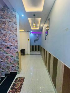 Imagen de la galería de Shri Radhe Radhe Guest House In-front of Ram Janam Bhumi Main Gate Opposite 200 Meter Fully AC All Rooms, en Ayodhya