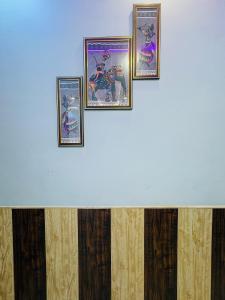 Imagen de la galería de Shri Radhe Radhe Guest House In-front of Ram Janam Bhumi Main Gate Opposite 200 Meter Fully AC All Rooms, en Ayodhya
