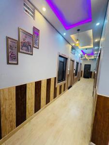 Una televisión o centro de entretenimiento en Shri Radhe Radhe Guest House In-front of Ram Janam Bhumi Main Gate Opposite 200 Meter Fully AC All Rooms
