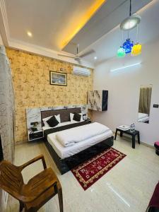 Cama o camas de una habitación en Shri Radhe Radhe Guest House In-front of Ram Janam Bhumi Main Gate Opposite 200 Meter Fully AC All Rooms