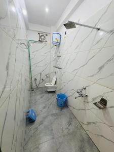 Un baño de Shri Radhe Radhe Guest House In-front of Ram Janam Bhumi Main Gate Opposite 200 Meter Fully AC All Rooms