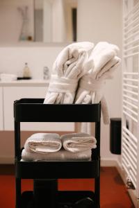 un mucchio di asciugamani su un portasciugamani in bagno di Aplace Antwerp - marvellous flats & hotel rooms - Leeuwenstraat 20 ad Anversa Altre 37 foto