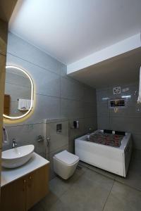 Ένα μπάνιο στο Mystery Maze Resort and Spa